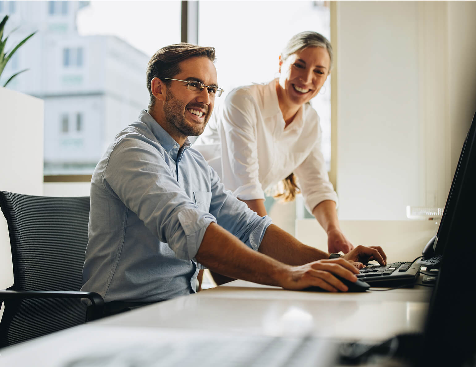 couple-meeting-laptop