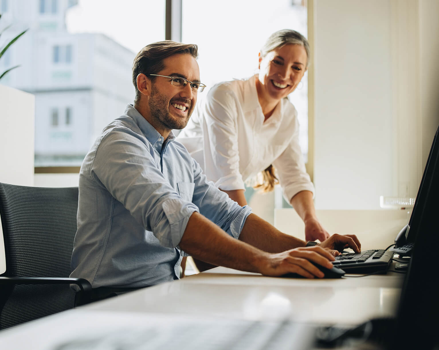 couple-laptop-desktop-coworkers