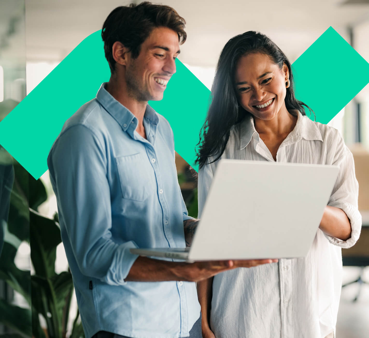 couple-laptop-standing