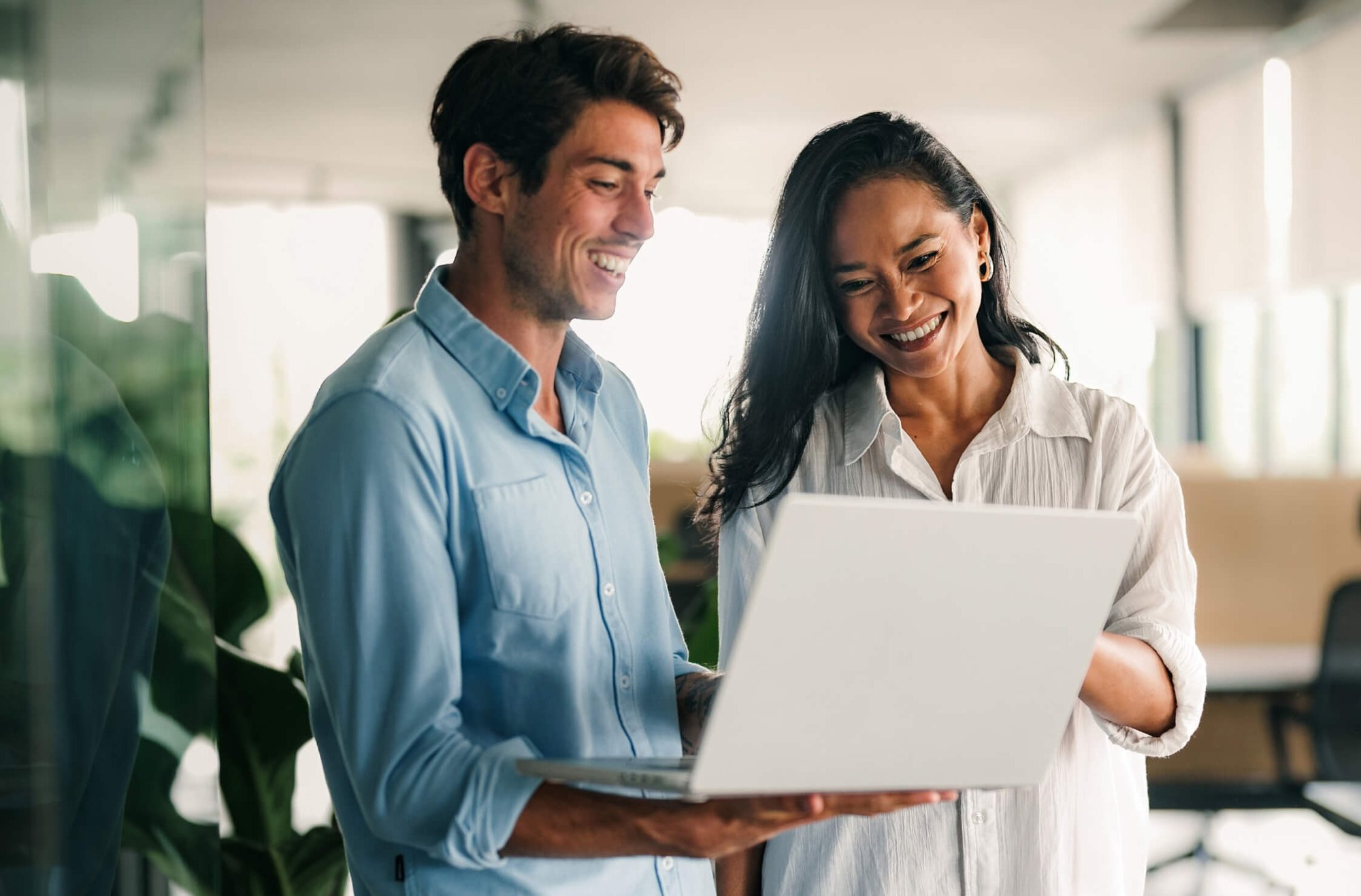 hero-couple-laptop-standing