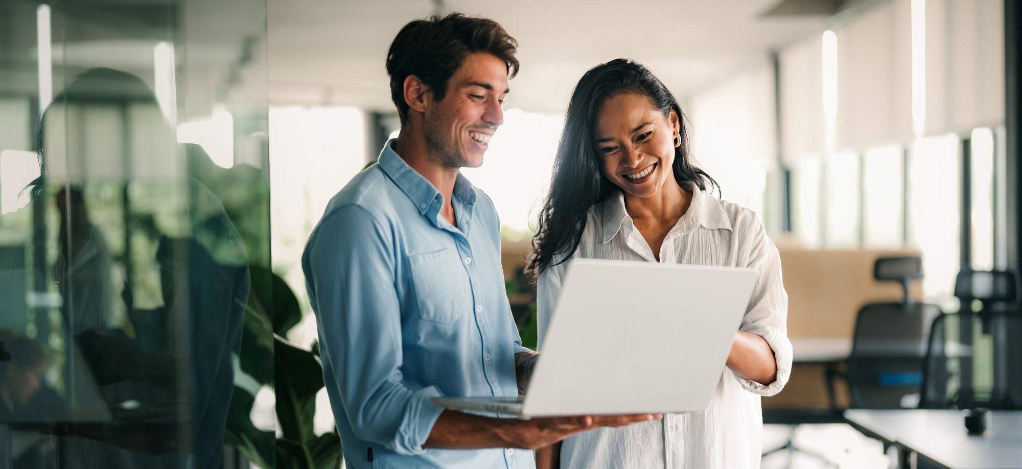 hero-couple-laptop-standing