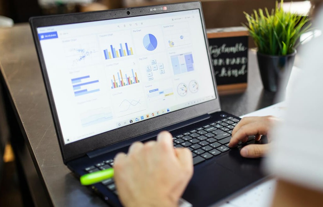 laptop-hands-graphic